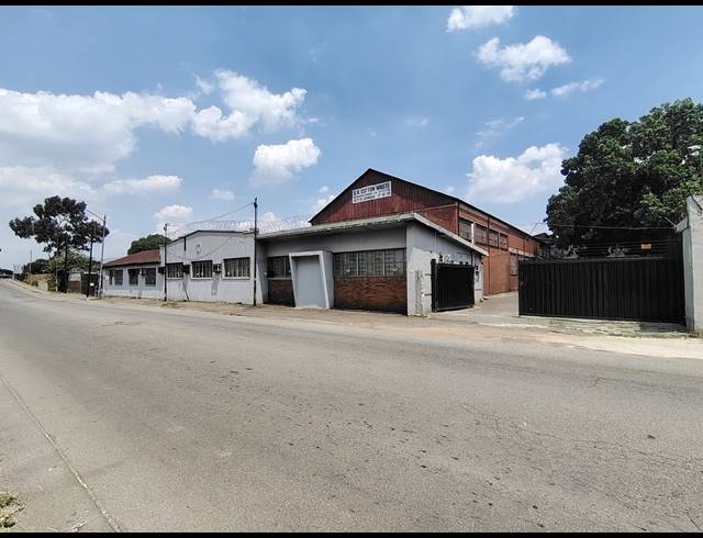 700M² WAREHOUSE TO LET IN DRIEHOEK